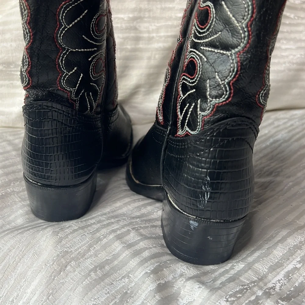 CHILDREN’S BOOTS BLACK WITH WHITE & RED STITCHING AND ENGRAVED TOE PLATE, VTG